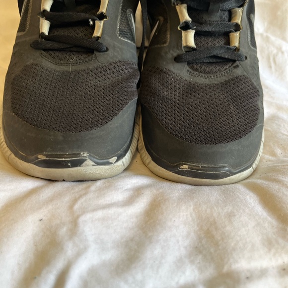 👟🌸GUC Nike Sneakers, black and white, size 10.5 - Picture 4 of 12